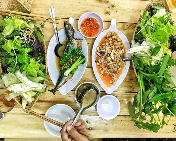Món cá nục cuốn bánh tráng sẽ hoàn hảo nếu kết hợp cùng rau muống và chén nước cá kho.