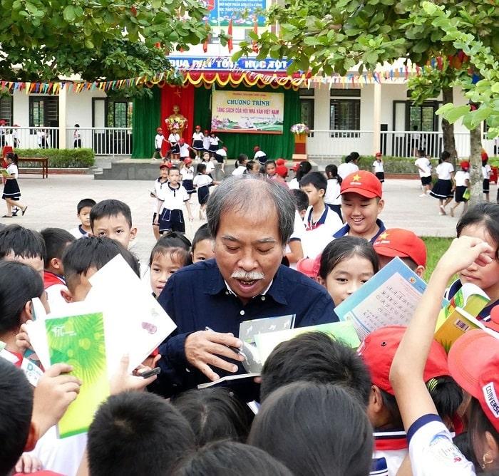 Nha tho Nguyen Quang Thieu min - Hơn 2100 cuốn sách truyện đến với học sinh Đức Thọ, Hà Tĩnh