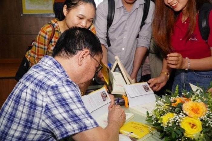 Nhà văn Nguyễn Nhật Ánh ký tặng sách