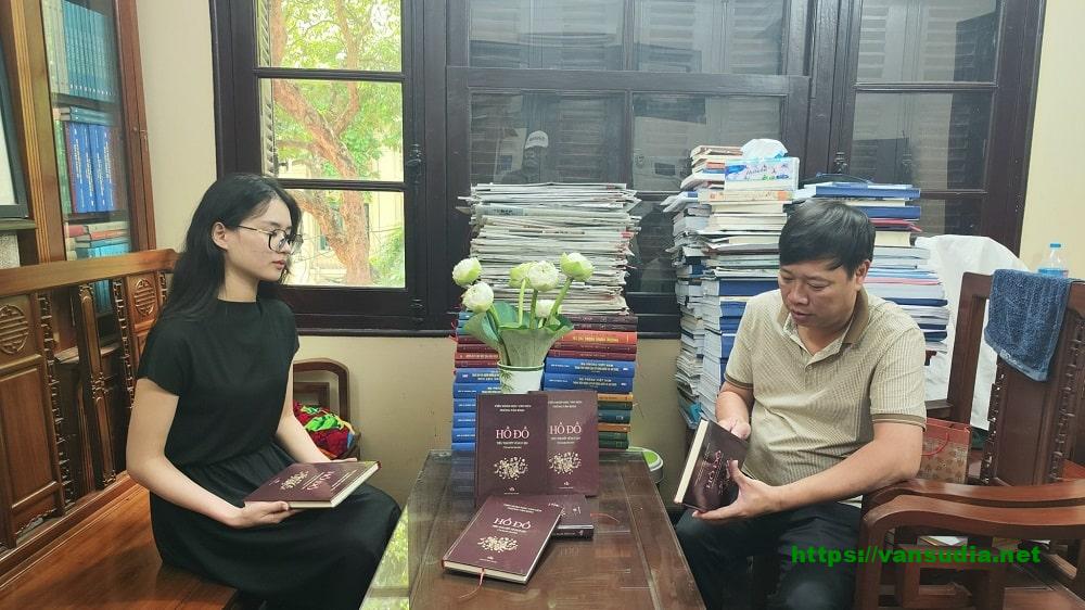 Nha van Phung Van Khai trao doi sach min - Ám ảnh da cam và yếu tố huyền hoặc của tiểu thuyết “Hồ đồ” - Tác giả: Nhà văn Đặng Văn Sinh