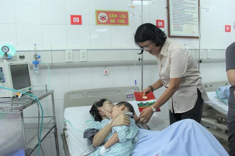Phó Chủ tịch Ủy ban Mặt trận Tổ quốc Việt Nam thành phố Hà Nội Nguyễn Thị Kim Dung thăm hỏi, động viên các nạn nhân của vụ cháy đang được điều trị tại Bệnh viện Xanh Pôn.