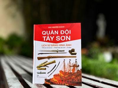 Đào Nguyên Khánh đã tích lũy kho tri thức phong phú để chuyển tải lên tác phẩm “Quân đội Tây Sơn – Lịch sử bằng hình ảnh” Đào Nguyên Khánh đã tích lũy kho tri thức phong phú để chuyển tải lên tác phẩm “Quân đội Tây Sơn – Lịch sử bằng hình ảnh”