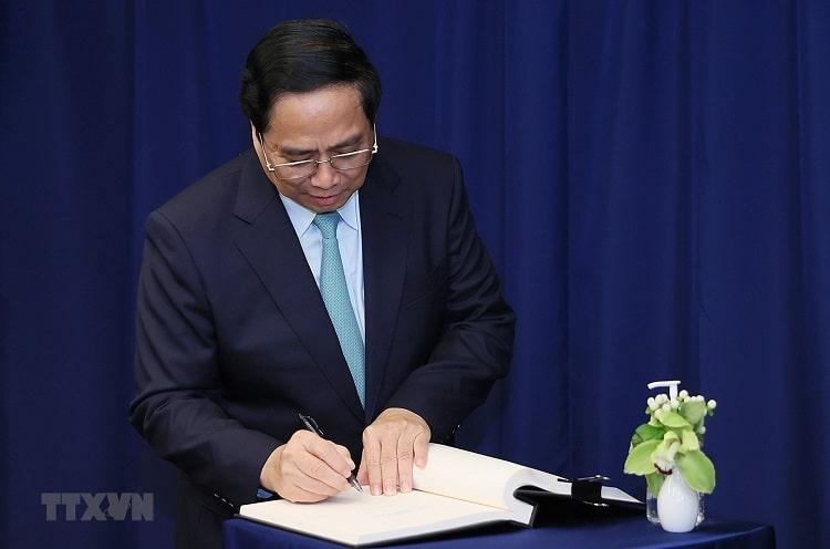Thủ tướng Phạm Minh Chính ký lưu bút tại Liên hợp quốc.