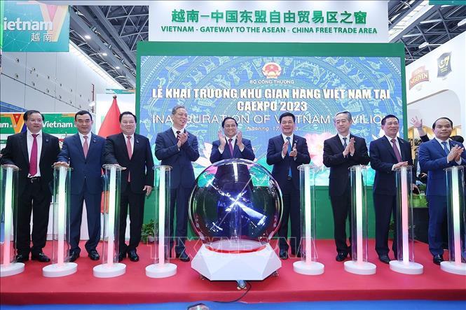Thủ tướng Phạm Minh Chính và các đại biểu khai trương khu gian hàng thương mại Việt Nam. Ảnh: Dương Giang/TTXVN