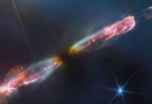 Hình ảnh ngôi sao mới đang phun khí ầm ầm trên dải thiên hà