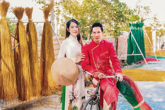 Vợ chồng Lý Hải tại làng chiếu Định Yên
