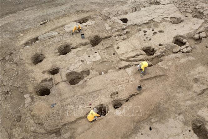 Các nhà khảo cổ khai quật tại địa điểm khảo cổ Huaca Pucllana ở Lima, Peru ngày 5/9/2023. Ảnh: AFP/TTXVN