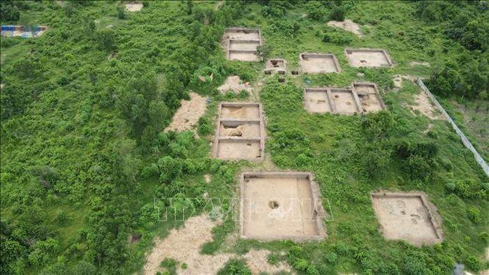 Từ tháng 11/2022 đến tháng 8/2023, Viện Khoa học xã hội vùng Nam Bộ và Sở Văn hóa, Thể thao tỉnh Bà Rịa-Vũng Tàu đã tiến hành khai quật tại di tích khảo cổ học Vòng Thành Đá Trắng có tổng diện tích 3.000 mét vuông ở xã Phước Thuận, huyện Xuyên Mộc, tỉnh Bà Rịa - Vũng Tàu.