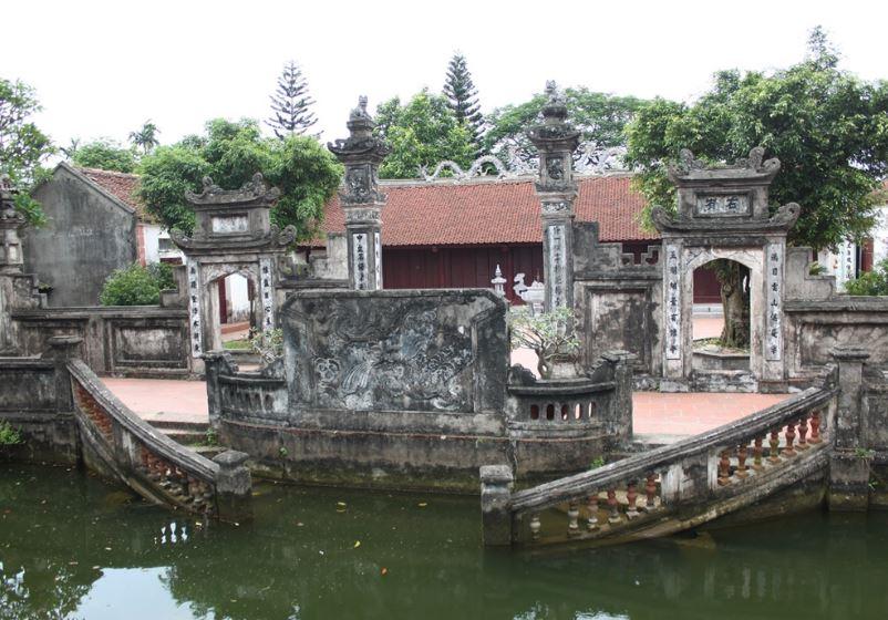 Các bộ phận hồ nước, bích lập tạo nên tính chất gián tiếp cho không gian đình làng Đông Hồ.