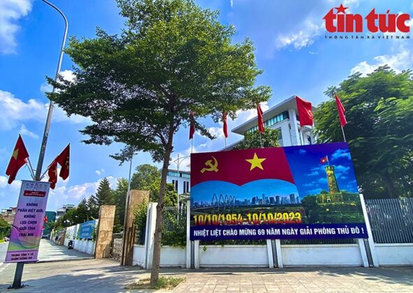 1 min 15 591x420 - Đường phố Hà Nội rực rỡ cờ hoa chào mừng Ngày Giải phóng Thủ đô