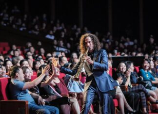 Huyền thoại saxophone Kenny G: Âm nhạc phải xuất phát từ những rung động của trái tim