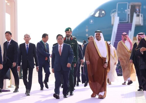 1 min 45 597x420 - Lễ đón Thủ tướng Phạm Minh Chính tại thành phố Riyadh