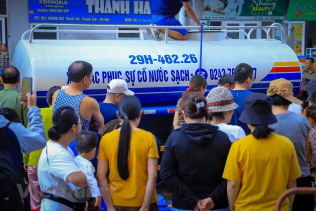 10 min 12 630x420 - Hà Nội: Người dân Khu đô thị Thanh Hà nghỉ việc ở nhà để tích trữ nước