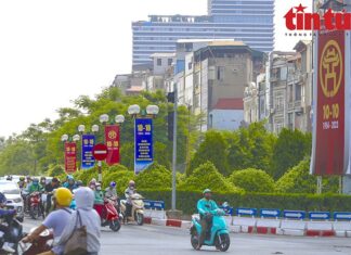 Đường phố Hà Nội rực rỡ cờ hoa chào mừng Ngày Giải phóng Thủ đô