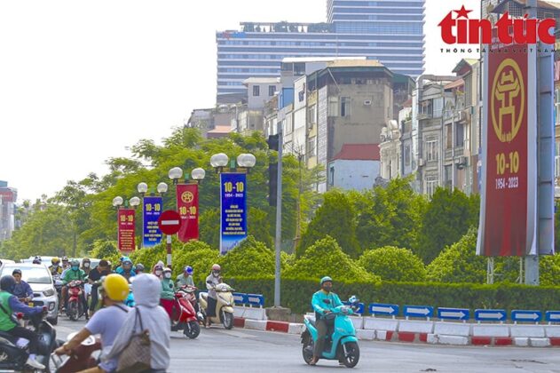 10 min 6 631x420 - Đường phố Hà Nội rực rỡ cờ hoa chào mừng Ngày Giải phóng Thủ đô