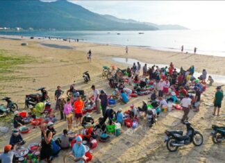 Nét đẹp chợ bãi biển Đà Nẵng