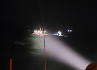 Quảng Nam: 2 tàu cá bị lốc xoáy, sóng đánh chìm, 15 người đang mất tích