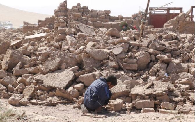 2 min 25 670x420 - Khung cảnh hoang tàn ở Afghanistan sau trận động đất khiến hơn 2.000 thiệt mạng