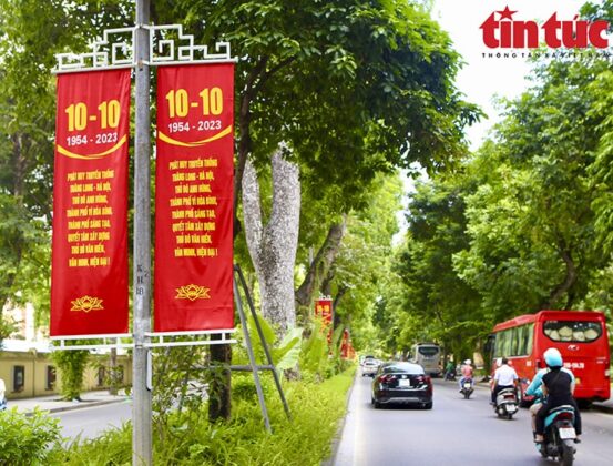 3 min 15 553x420 - Đường phố Hà Nội rực rỡ cờ hoa chào mừng Ngày Giải phóng Thủ đô