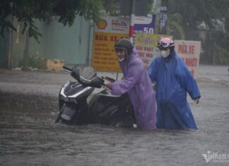 Đà Nẵng ngập khắp ngả, người dân khổ sở dắt xe chết máy