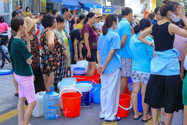 3 min 42 630x420 - Hà Nội: Người dân Khu đô thị Thanh Hà nghỉ việc ở nhà để tích trữ nước