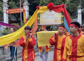 Toàn cảnh lễ rước tôn vinh Tổ nghề làng dệt lụa Vạn Phúc