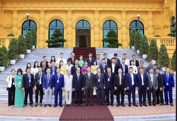 Chủ tịch nước V&otilde; Văn Thưởng với c&aacute;c đại biểu Tổng hội N&ocirc;ng nghiệp v&agrave; Ph&aacute;t triển N&ocirc;ng th&ocirc;n.