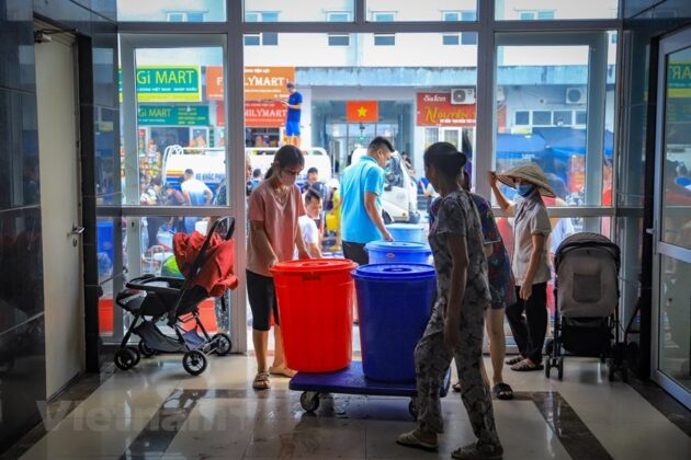 4 min 42 630x420 - Hà Nội: Người dân Khu đô thị Thanh Hà nghỉ việc ở nhà để tích trữ nước