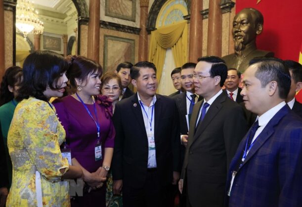 Chủ tịch nước V&otilde; Văn Thưởng giao lưu với c&aacute;c đại biểu.