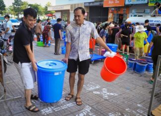Hà Nội: Người dân Khu đô thị Thanh Hà nghỉ việc ở nhà để tích trữ nước