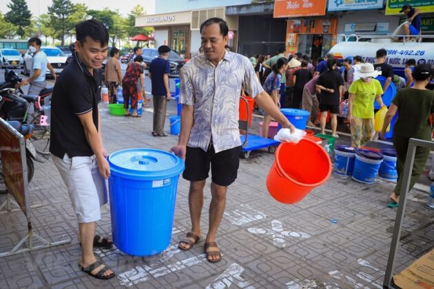 5 min 42 630x420 - Hà Nội: Người dân Khu đô thị Thanh Hà nghỉ việc ở nhà để tích trữ nước