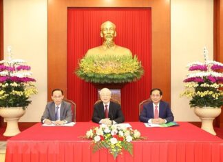 Tổng Bí thư Nguyễn Phú Trọng, Trưởng Ban Đối ngoại Trung ương Lê Hoài Trung và Bộ trưởng Ngoại giao Bùi Thanh Sơn tại cuộc điện đàm với Tổng thống Pháp Emmanuel Macron.
