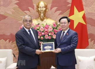 Chủ tịch Quốc hội Vương Đình Huệ tiếp Bộ trưởng Bộ Công nghiệp Algeria