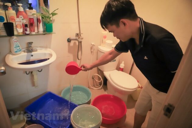 6 min 36 630x420 - Hà Nội: Người dân Khu đô thị Thanh Hà nghỉ việc ở nhà để tích trữ nước