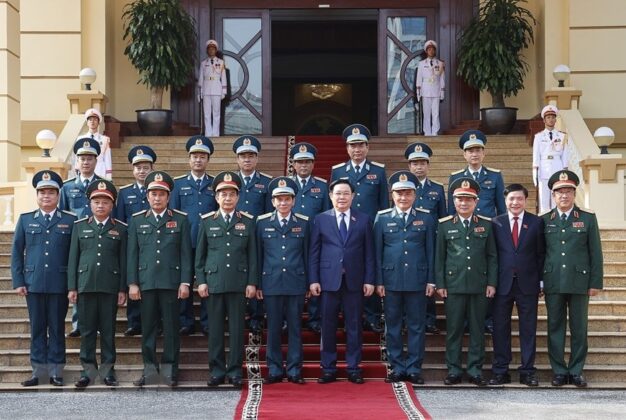 6 min 38 626x420 - Chủ tịch Quốc hội dự Lễ kỷ niệm 60 năm Ngày truyền thống Quân chủng Phòng không – Không quân