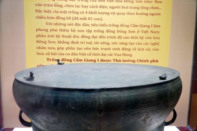 Ch&iacute;nh giữa trống l&agrave; h&igrave;nh ng&ocirc;i sao 16 c&aacute;nh.