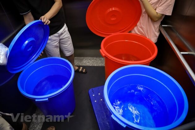 7 min 31 630x420 - Hà Nội: Người dân Khu đô thị Thanh Hà nghỉ việc ở nhà để tích trữ nước