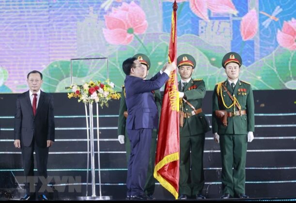 7 min 611x420 - Chủ tịch Quốc hội Vương Đình Huệ dự Lễ kỷ niệm 60 năm thành lập thành phố Vinh