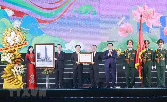 8 min 684x420 - Chủ tịch Quốc hội Vương Đình Huệ dự Lễ kỷ niệm 60 năm thành lập thành phố Vinh