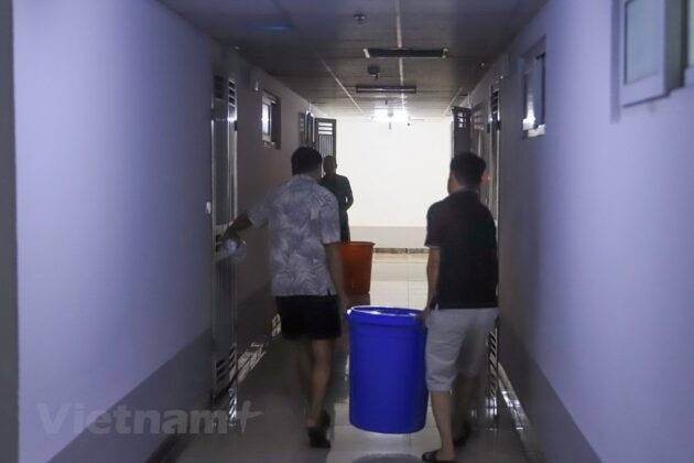 9 min 15 630x420 - Hà Nội: Người dân Khu đô thị Thanh Hà nghỉ việc ở nhà để tích trữ nước