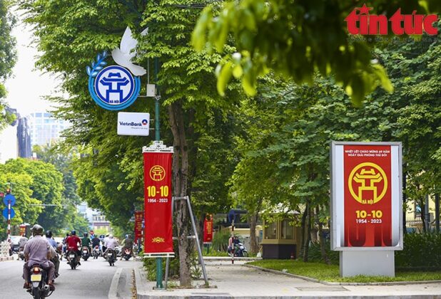 9 min 6 618x420 - Đường phố Hà Nội rực rỡ cờ hoa chào mừng Ngày Giải phóng Thủ đô