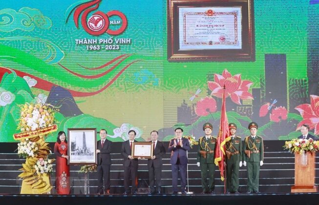 9 min 653x420 - Chủ tịch Quốc hội Vương Đình Huệ dự Lễ kỷ niệm 60 năm thành lập thành phố Vinh