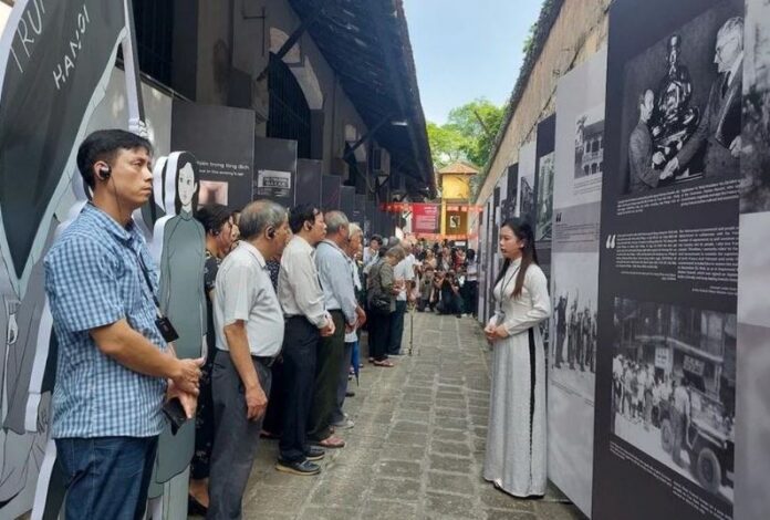 Nhớ về Ngày Giải phóng Thủ đô qua trưng bày 'Sông Hồng cuộn sóng'