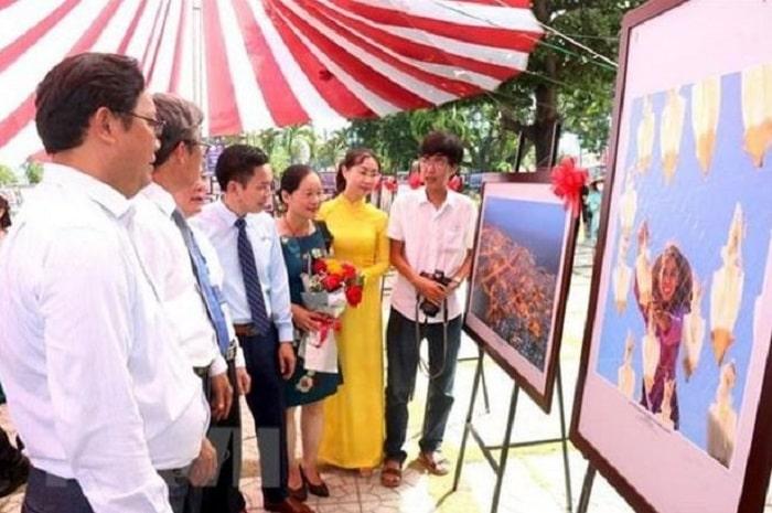 Cac dai bieu tham quan Trien lam min - Hình ảnh Việt Nam đầy mới lạ qua ống kính nhiếp ảnh gia quốc tế