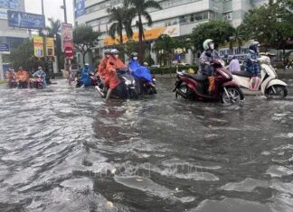 Mưa lớn, Đà Nẵng cho học sinh không bán trú nghỉ học chiều 13/10