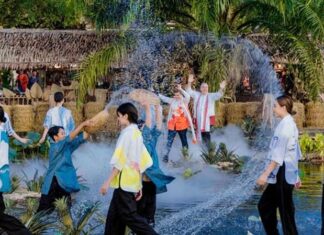 Hậu Giang: Diễu hành áo bà ba trên sông