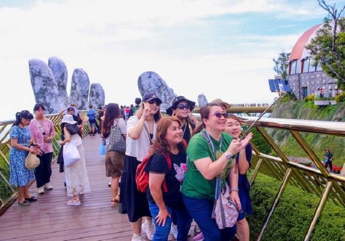 Khach du lich quoc te hao hung check in voi cau Vang tai Khu du lich Sun World Ba Na Hills min - Du khách quốc tế đến Đà Nẵng tăng gấp 2,1 lần so với cùng kỳ năm ngoái