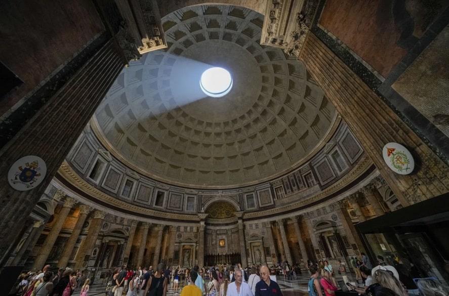 Mái vòm trong Đền Pantheon tại Roma, Italy.