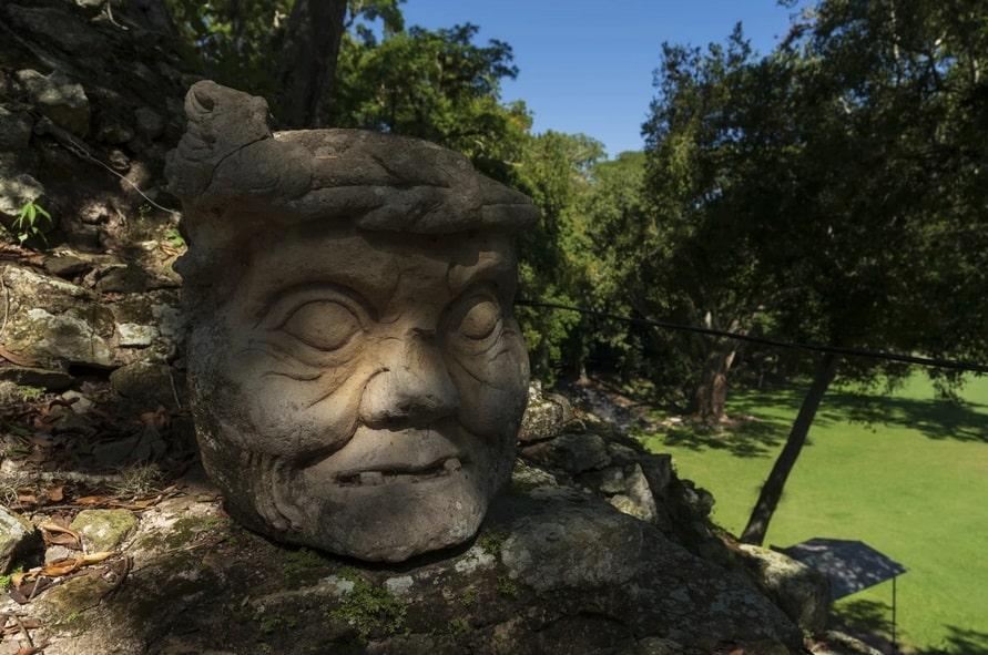 Một bức tượng tại Copan, di tích của người Maya cổ đại ở Honduras.
