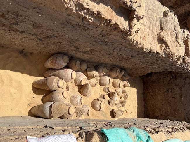 Nhieu binh ruou con nguyen nut min - Ai Cập phát hiện kho rượu vang cổ 5.000 năm tuổi tại tỉnh Sohag